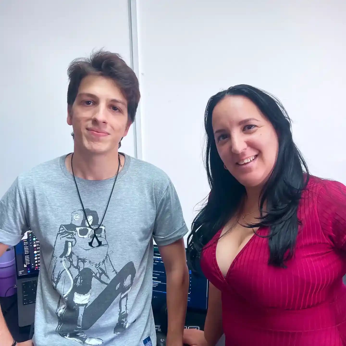 Profesional trabajando en Avangtec